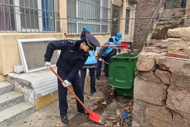 提升居民生活环境，八大关街道中队助力社区楼院清理图片
