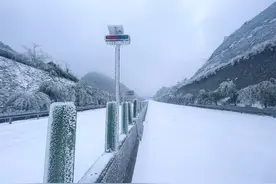路面积雪结冰！京港澳高速韶关段交通管制线延长图片