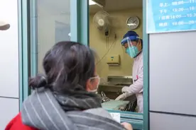 流感高发，大医院急诊排队长！记者直击上海社区：即到即诊，还有特效药图片
