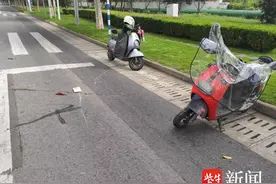 边骑电动车边玩手机，撞翻前车被判担全责图片