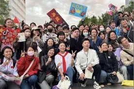 马龙造访台积创新馆，粉丝耐心守候终获梦幻大合照图片