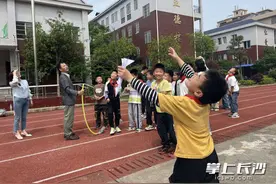 轮流发射自己制作的纸火箭，这所小学学生“学得认真玩得开心”图片