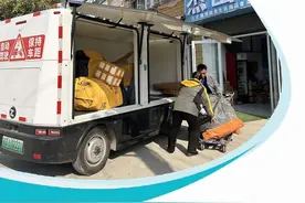 无人驾驶快递车日送包裹上万件图片