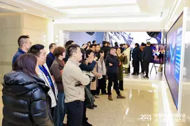 AI浪潮如何赋能媒体融合？媒体人走进上海报业集团参观交流图片