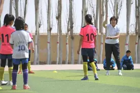 中国女足前主教练水庆霞探访新疆乡村小学女足图片