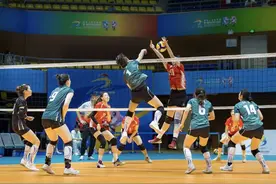 学青会校园组女排决赛上的拼搏瞬间图片
