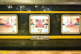 “东北炕头”搬进火车车厢，有点“上头晃眼睛”！图片
