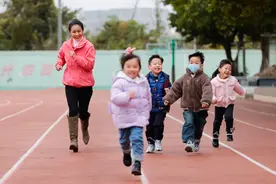 （图片故事）成都街头的锅庄舞会图片