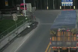 大货车“右转必停”，为安全“让行”！图片