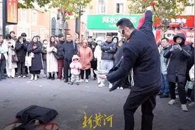 济南街头“戏法师”：隔空搬运、变活蛤蟆、生吞铁球……古彩戏法魅力重现图片