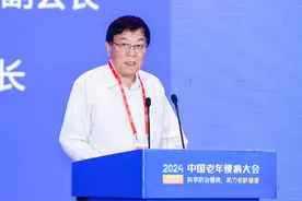 银发人群划分为四个主要年龄段，55-64岁为银发青年图片