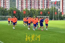 泰山队22人参加“齐鲁德比”赛前最后一练，郑铮明晚有望复出图片