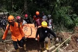 印尼西爪哇省山体滑坡灾害已致10人死亡图片