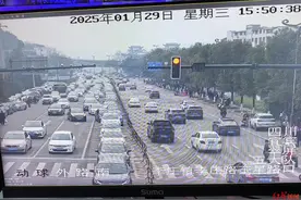 宜宾李庄景区停车位严重饱和，交管部门对相关道路实施临时管制图片