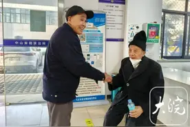 “15万元藏被子被误扔”追踪 记者对话捡钱者：如果拿了钱，睡觉也不踏实图片