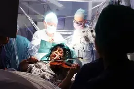 清醒开颅术成功案例！英国音乐家边做开颅手术边拉小提琴图片