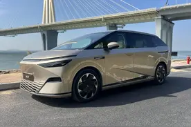 目标直指“电动MPV领袖”：小鹏X9实力够“硬”吗？图片