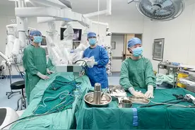 国内首例！华西二院完成单孔入路机器人低龄儿童切肝手术图片