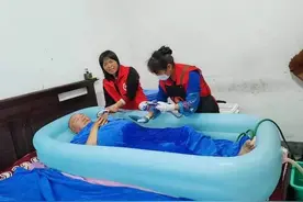 女子免费为失能老人洗澡4年：遇老人大小便失禁需强忍，冬天做好保暖措施图片