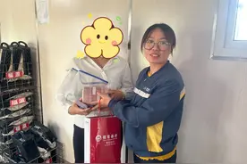 “送你一朵小红花”，青岛这名8岁孩童与公交司机的诚信故事太暖了！图片