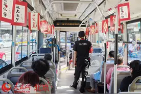 北京公交“高考祝福”主题车厢亮相 为考生加油鼓劲图片