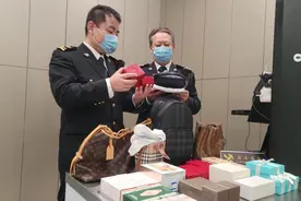 旅客代购谋利被查获 携带名牌挎包等预估总价约32万图片