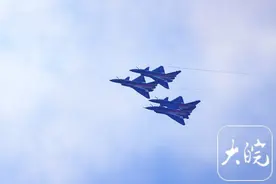 空军“八一”表演队珠海航展训练 迎人民空军成立七十五周年图片