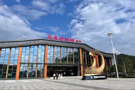 坐着磁浮游凤凰，一路上感受唯美、浪漫、震撼、壮观、酷炫图片