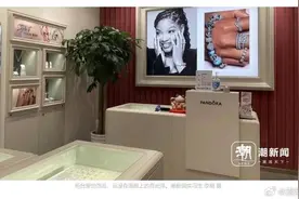 女子翻出一堆施华洛世奇、潘多拉，后悔没买黄金！二手商拒收：没行情图片
