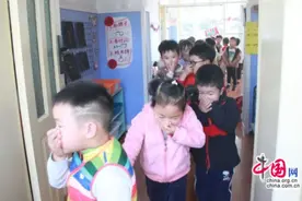 萌娃零距离体验消防 成都市第十三幼儿园开展消防演练活动图片