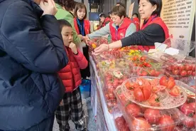 45个番茄品种“打擂台”！金山番茄节“搬”进市区，市民现场品尝后争相购买图片