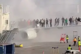 突发！美国又一航班机场起火，马斯克预言再应验，乘客爬上机翼逃生图片
