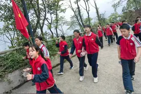 小学生徒步岳麓山，开展国防教育拉练活动图片