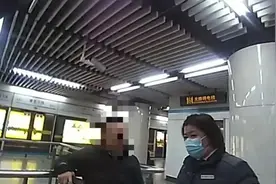 醉汉地铁遗忘背包，竟一口咬定是……图片