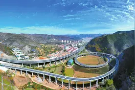 平顺县：螺旋桥横跨在城市之中 成为一道独特的风景线图片