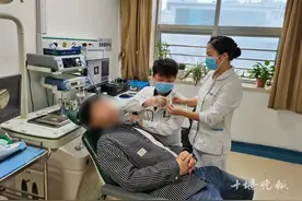 男子耳朵长满“白毛”！医生一看：做错了这件事图片