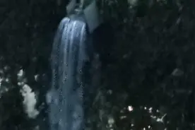 济南雨夜电闪雷鸣，闪电划过千佛山上空图片