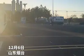 妈妈瞒着女儿偷偷来学校探望 女儿：心头一颤 幸福得差点跌倒图片