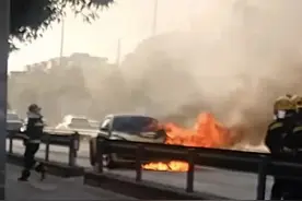 上海街头突发！轿车瞬间起火，燃烧产生大量黑烟，消防车紧急出动图片