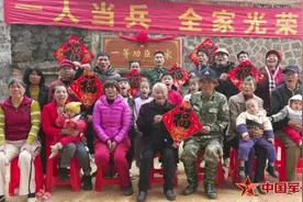 英雄全家福｜10分钟生死营救，换来这张“五福临门”图片