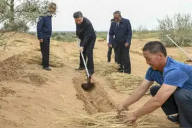 习近平总书记同劳动人民在一起图片