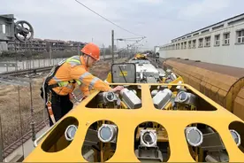 90后铁路数据检测员：每天要从3000张高清照片中寻找接触网隐患图片