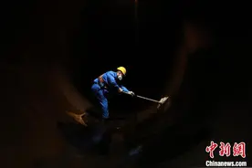 （新春走基层）铁路油罐车“清道夫”图片