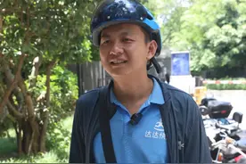 福州“蓝衣小哥”找到了！他说：被雨淋过，就想为人撑把伞图片