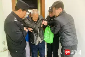 九旬老人报警被困电梯，民警正欲问他地点，手机关机了……图片