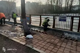 绿园区园林管理中心维修水面护栏 保障游园安全图片