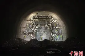 渝湘复线高速公路最长隧道掘进突破两万米图片