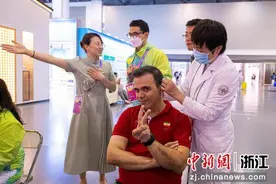 中医外治技术亮相主媒体中心 中医药文化体验馆受热捧图片