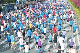 2025青岛马拉松大数据出炉，解码“17.8万+”背后的全民热情图片