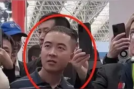 热闻|用奇怪眼神“凝视女模特”的“条纹哥”被封号，模特委员会：他带来了不良示范图片